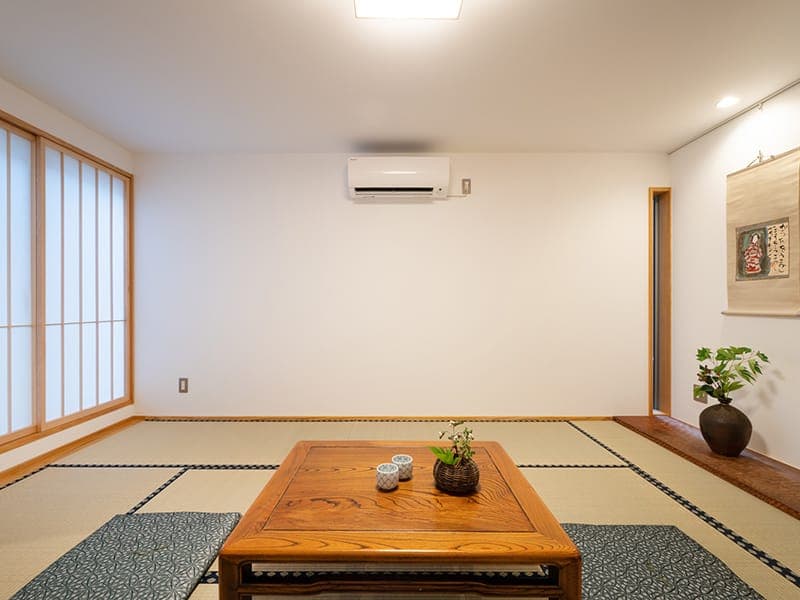 畳の部屋でくつろぐ家族