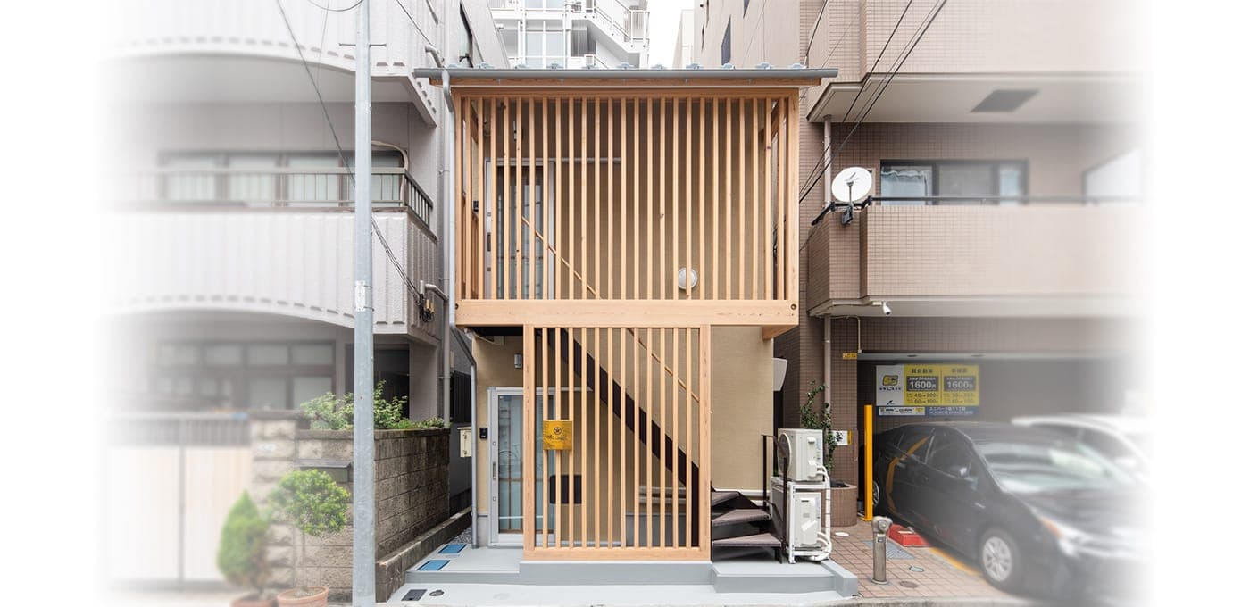 東京・森下の住宅街に建つ木の家