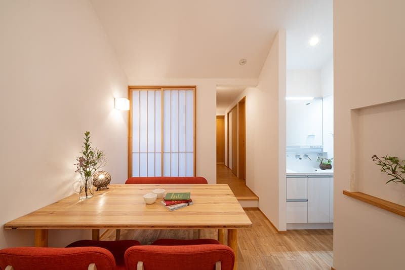 観光後に家族でリビングに集まる